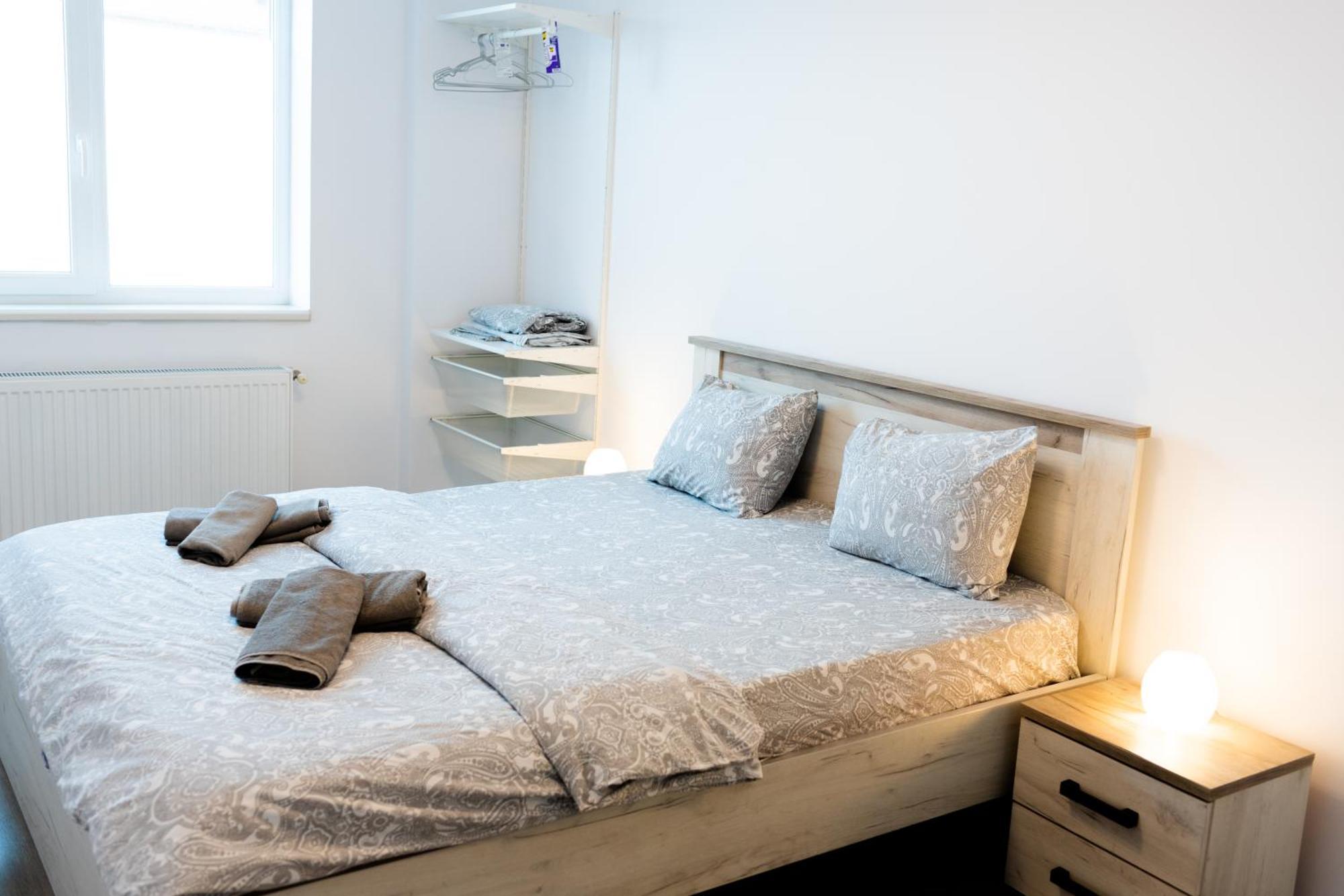 Thome White Flat