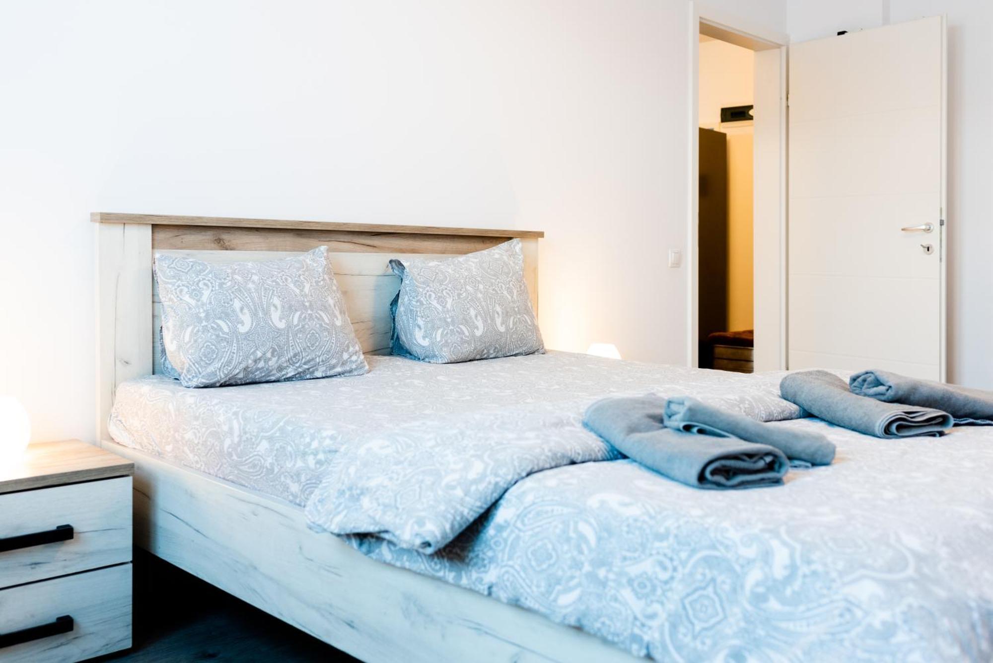 Thome White Flat Apartment